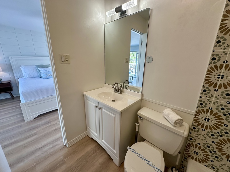 Unit B, Bathroom