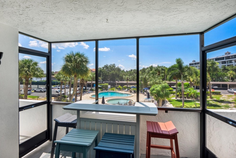 Screened-in Balcony, seating