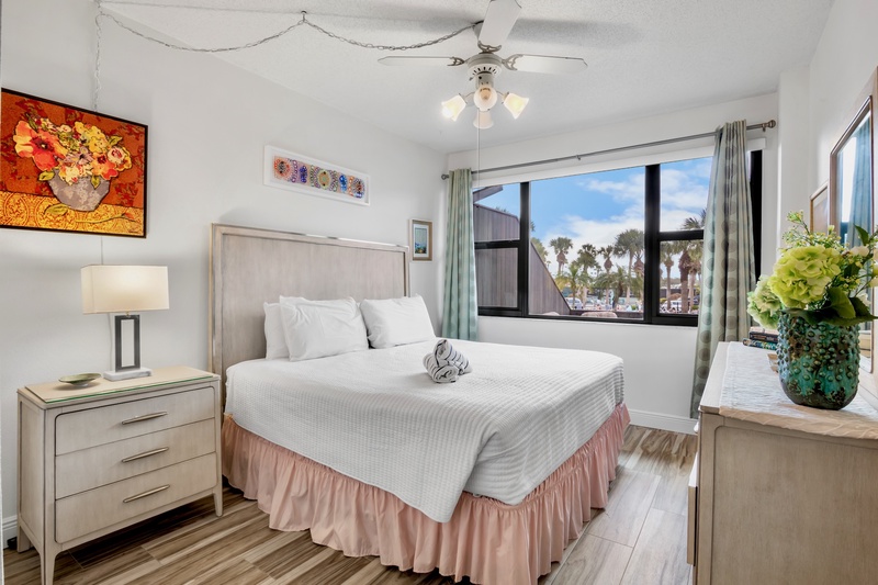 Guest Bedroom, Queen bed