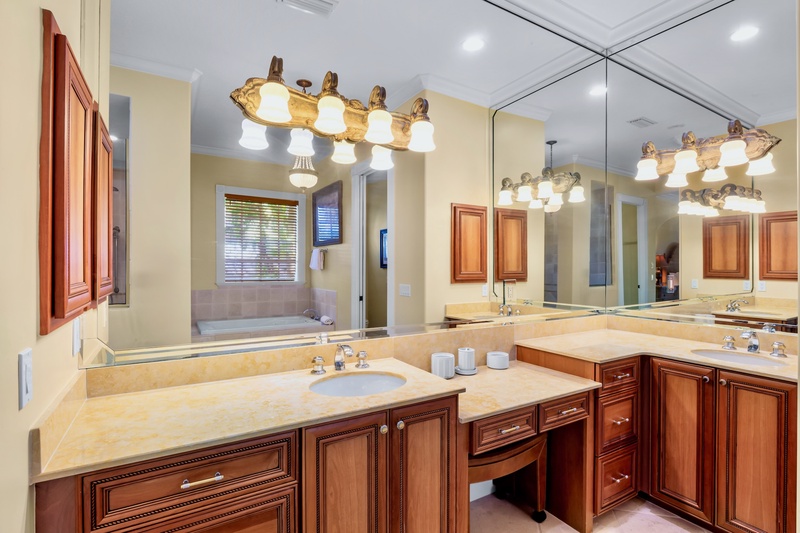 Primary Bedroom (1st floor), Ensuite Bathroom