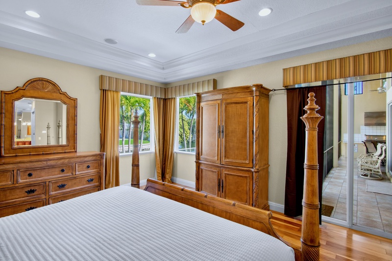 Primary Bedroom (1st floor), King bed