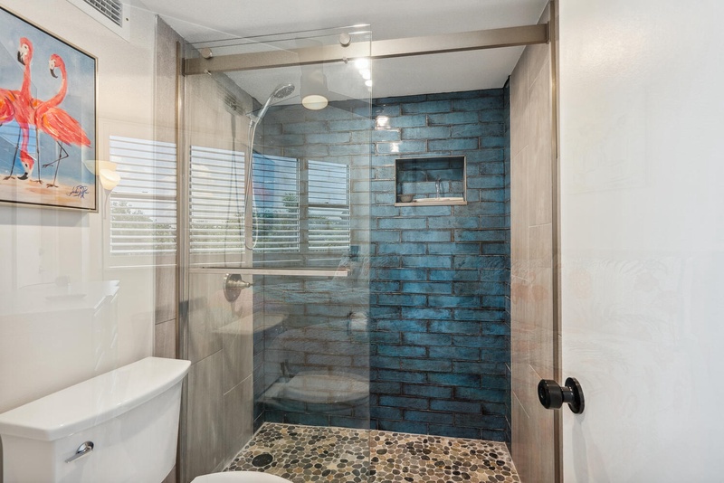 Full Bathroom 1, shower