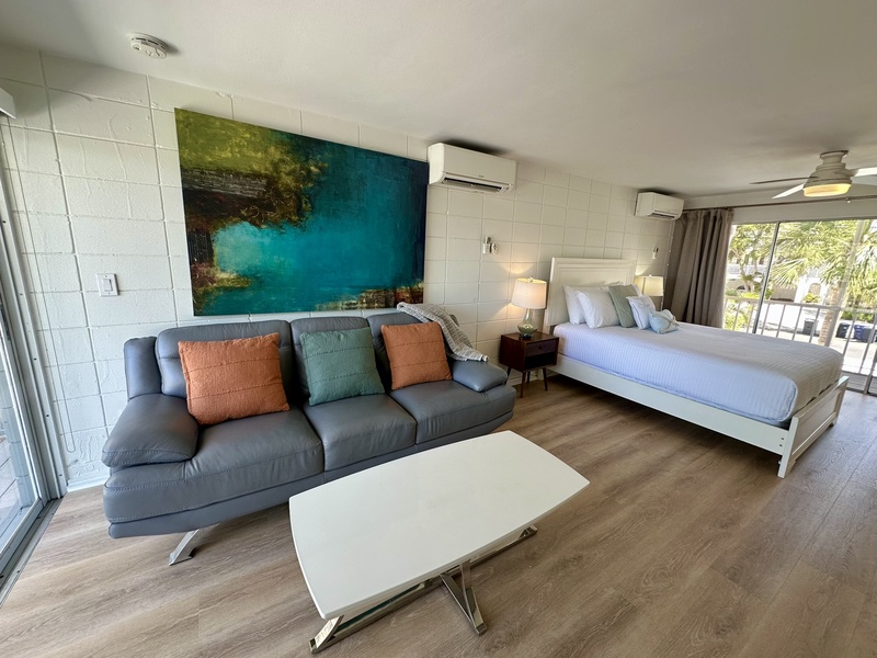 Unit B, Studio, Queen Bed