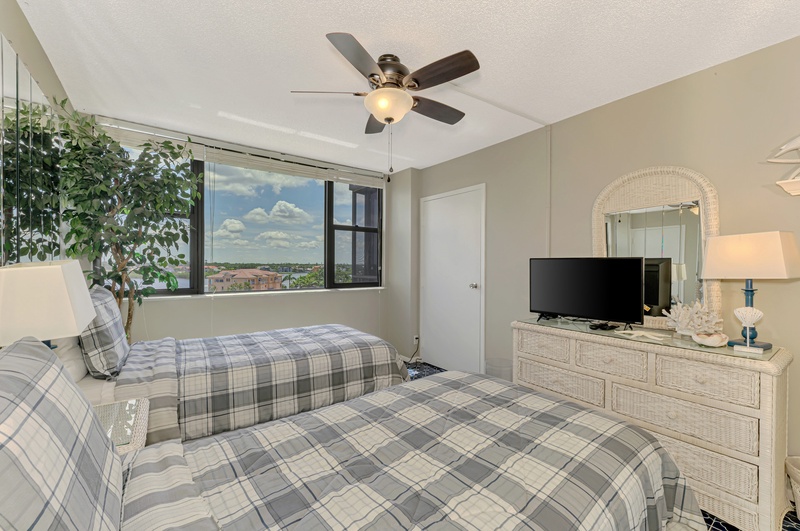 Second Bedroom, Two Twin beds