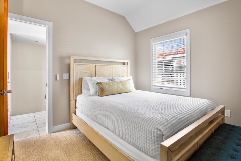 Third Bedroom, Queen