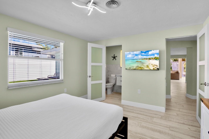 Second Bedroom, Queen bed