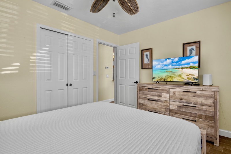 Primary Bedroom, Queen bed