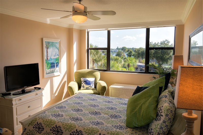 Primary Bedroom, Queen bed