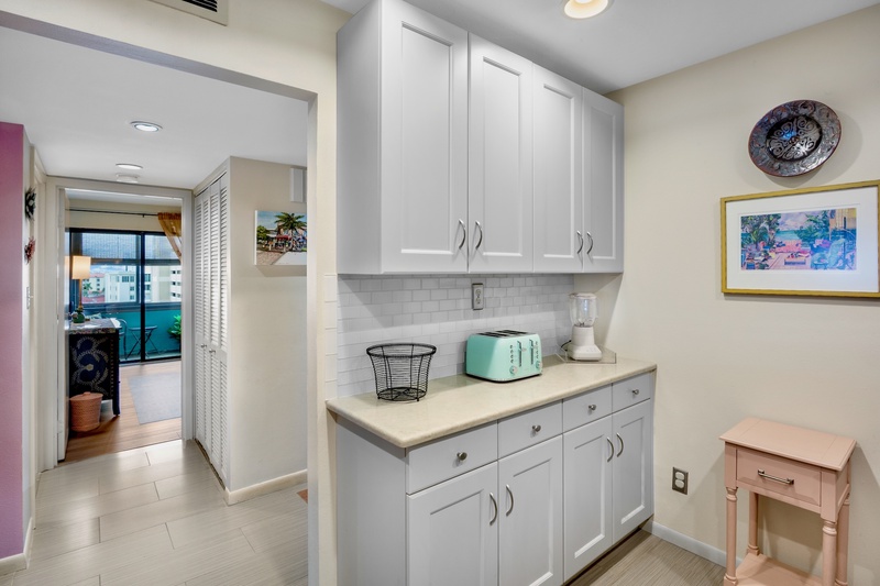Kitchen storage with sleek design