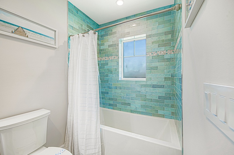 Eighth Bedroom (2nd Floor), Ensuite Bath (Tub)