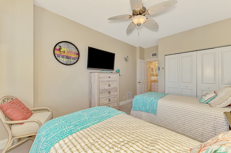 Second Bedroom, Two Twin XL beds