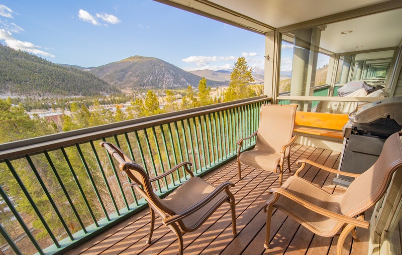 Private upper balcony with stunning views! #fall