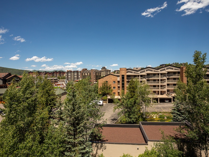 A mountain resort area surrounded by lush trees and scenic hills, offering a peaceful retreat with nearby amenities and accommodations.