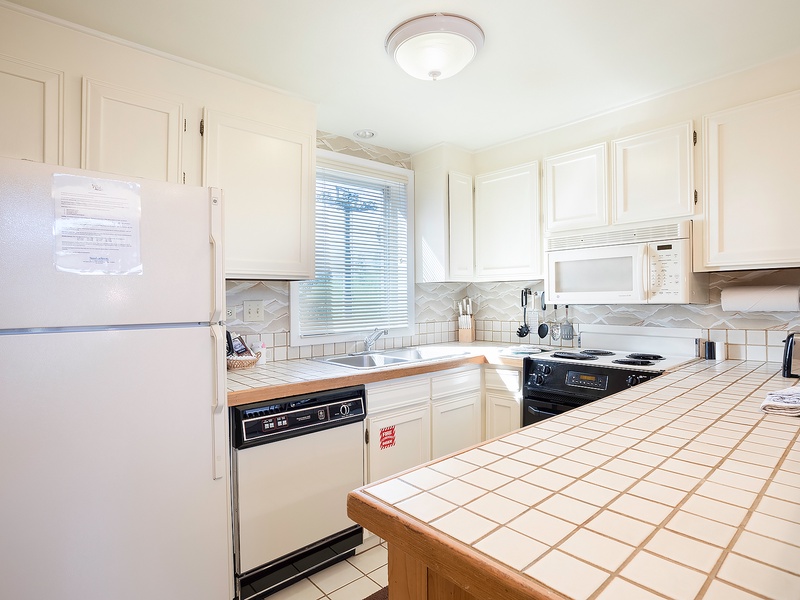 This bright, fully-equipped kitchen gives you everything you need to prepare meals at your own pace. Natural light fills the room, making cooking feel easy and relaxed.