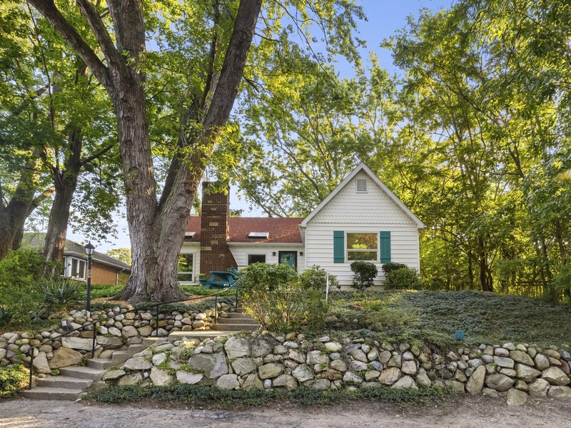 Featured Property Oak & Shore Cottage