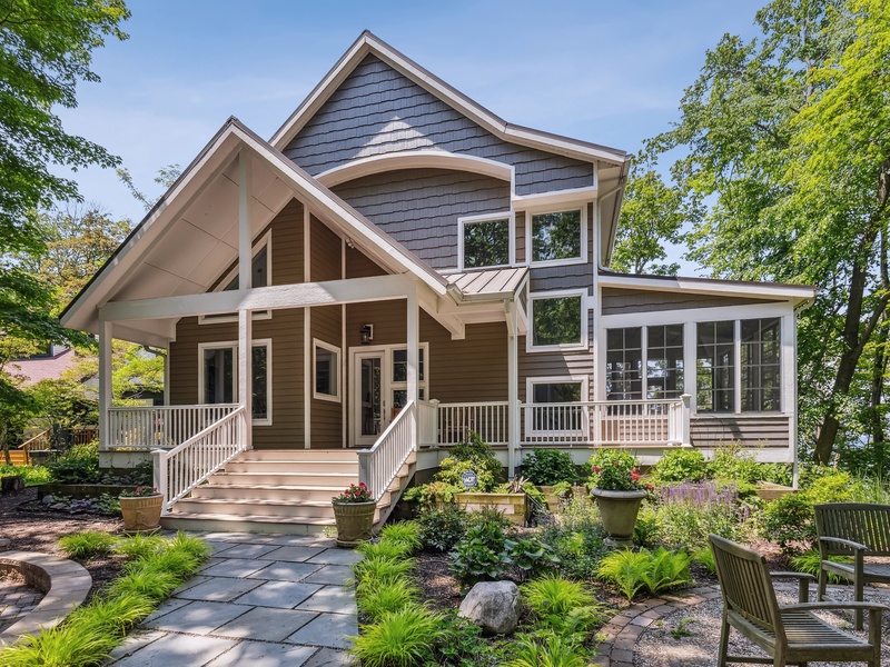 Featured Property La Luna Lakeshore