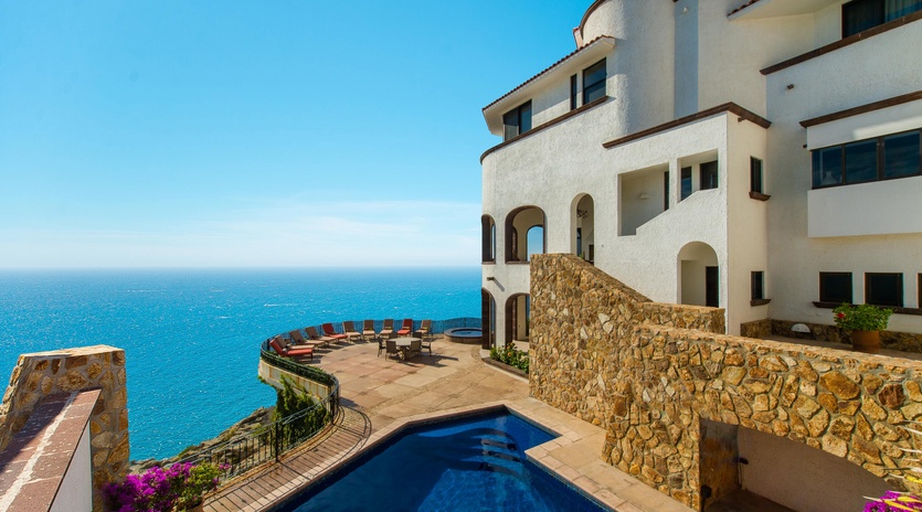 Grand cliff side views from pool patio
