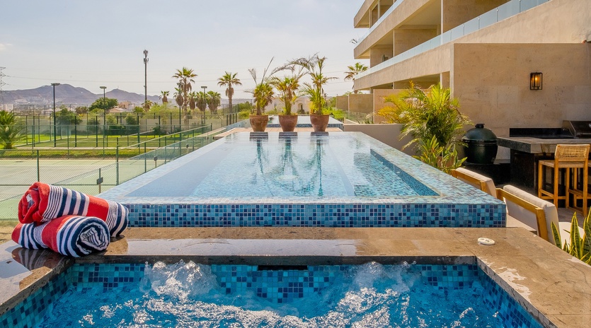 Jacuzzi and infinity pool