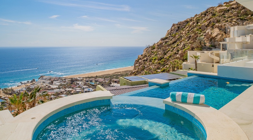 Jacuzzi and infinity pool with gorgeous ocean views