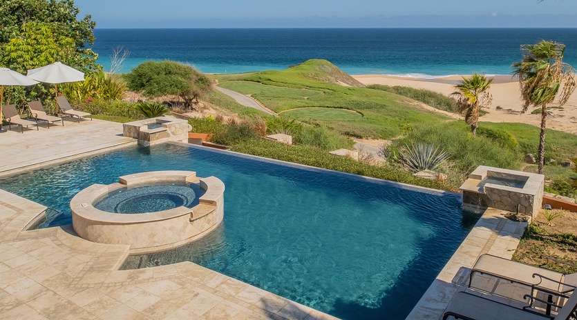 Infinity pool and jacuzzi with breathtaking ocean view