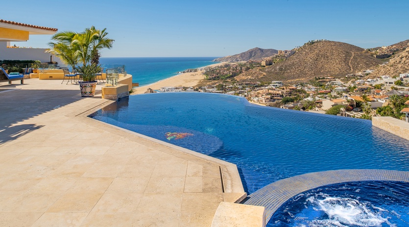 Jacuzzi and infinity pool