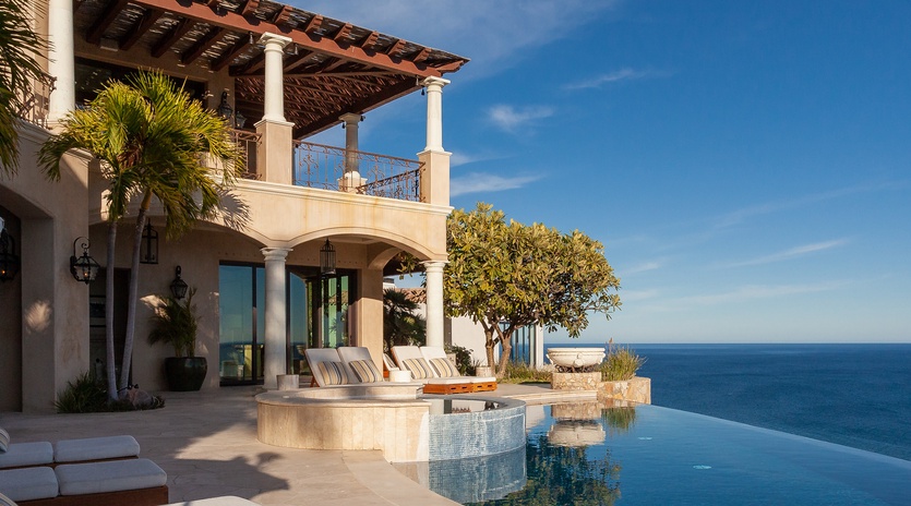 Infinity pool and jacuzzi with ocean views