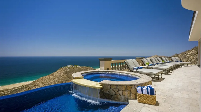 Infinity pool with jacuzzi and ocean views