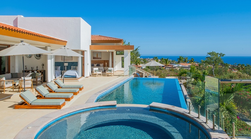 Infinity pool and jacuzzi with ocean views