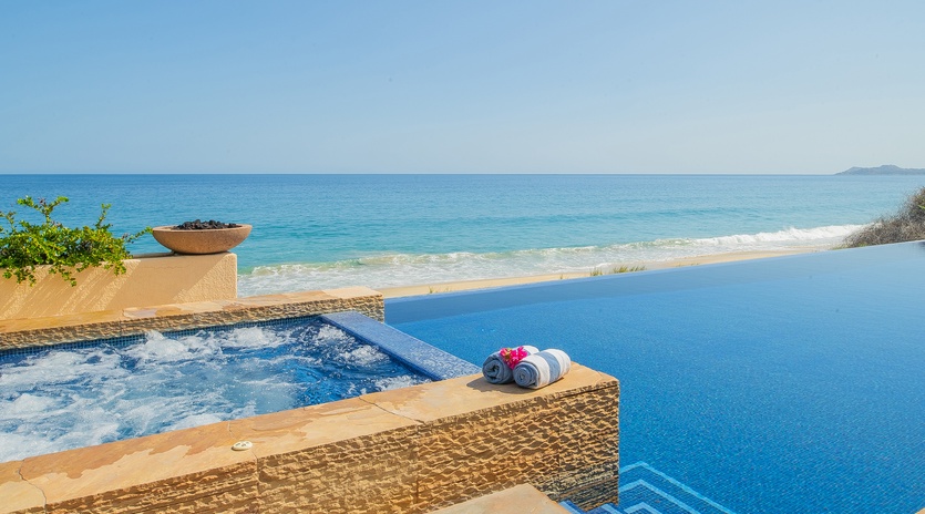 Jacuzzi and infinity pool overlooking the beach