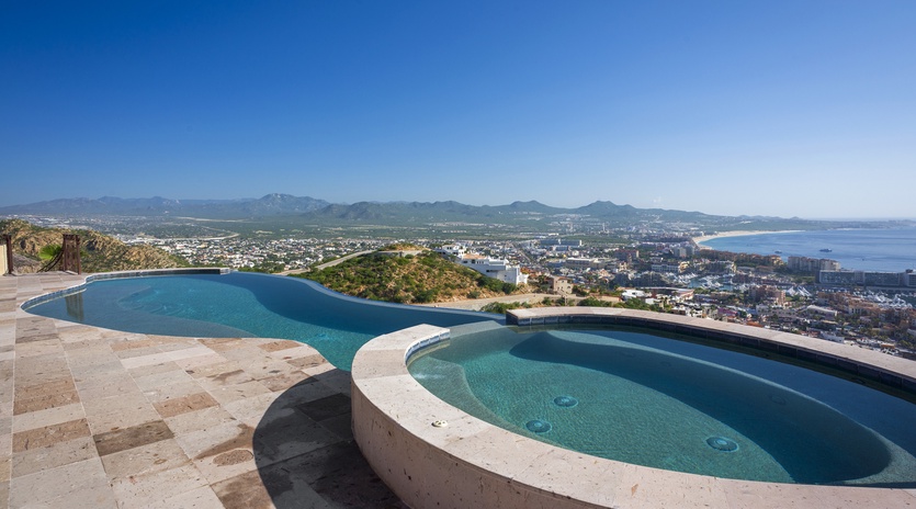 Infinity pool and jacuzzi with ocean view