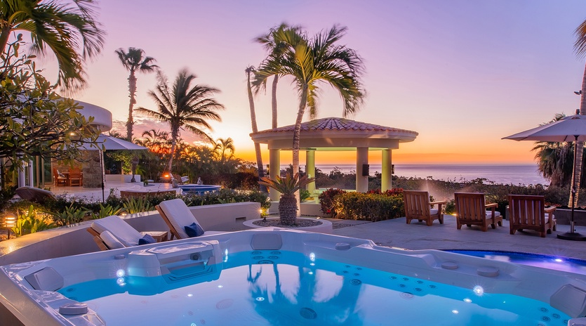 Jacuzzi overlooking the ocean