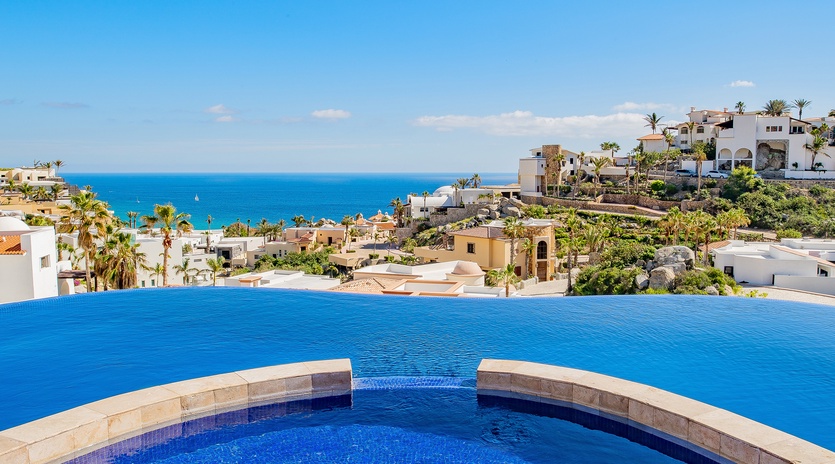 Jacuzzi and infinity pool with incredible ocean view