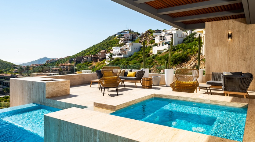 Sunny patio with infinity pool and jacuzzi