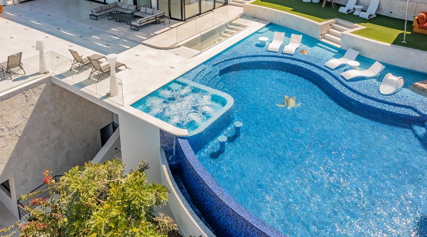 Infinity pool and jacuzzi