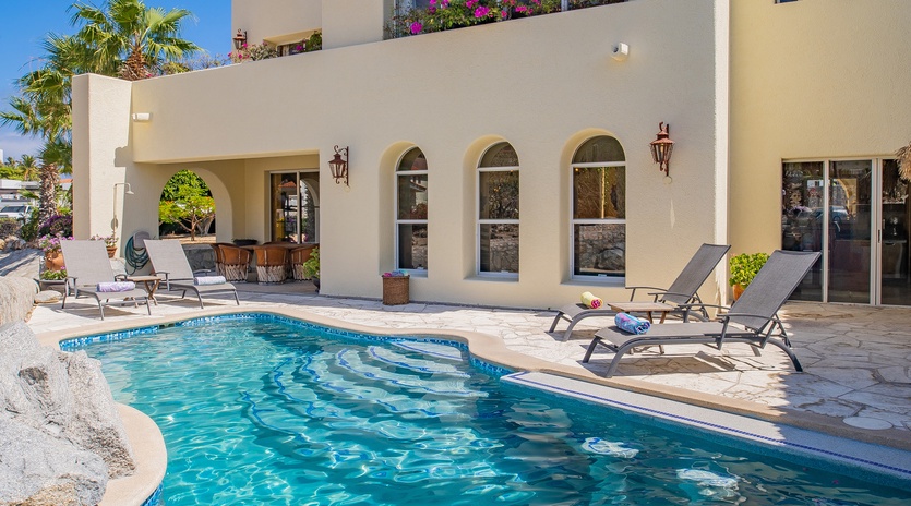 Pool with swim up bar