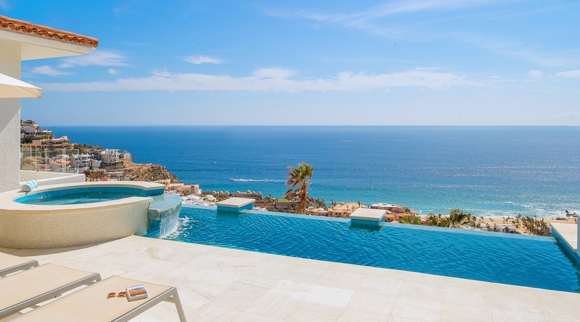 Jacuzzi and infinity pool with amazing ocean views