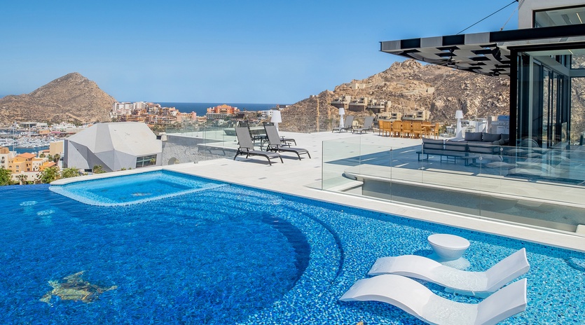 Infinity pool and jacuzzi overlooking the ocean