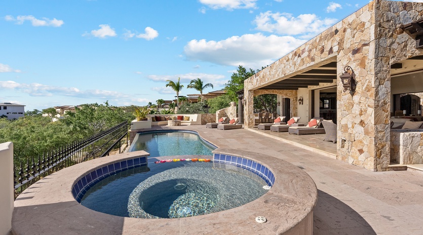 Private jacuzzi and pool with incredible view