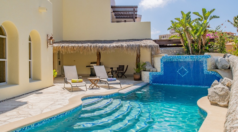 Pool with swim up bar