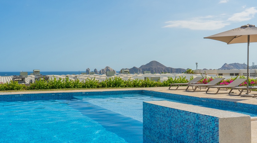 Infinity pool and jacuzzi accessible to all guests in the development