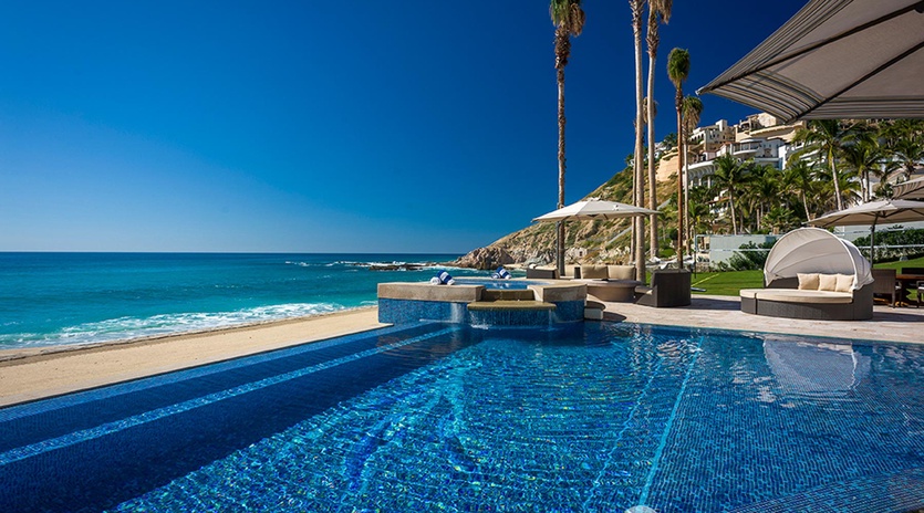 Pool & Beachside