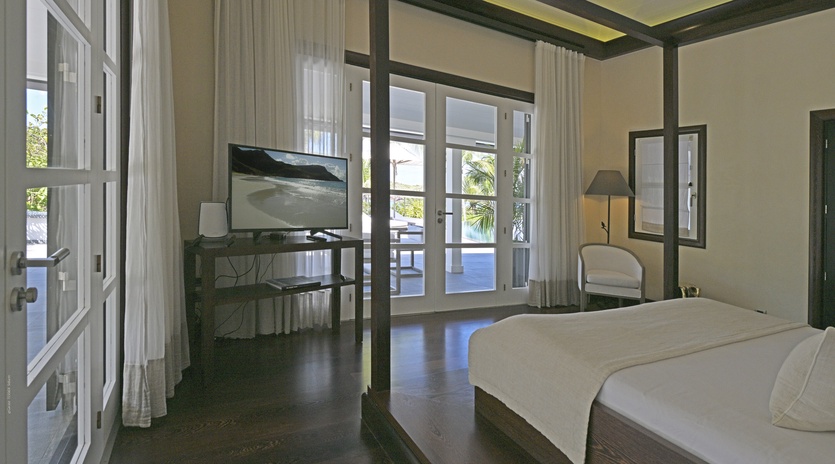 bedroom-1-silver-rainbow-track2