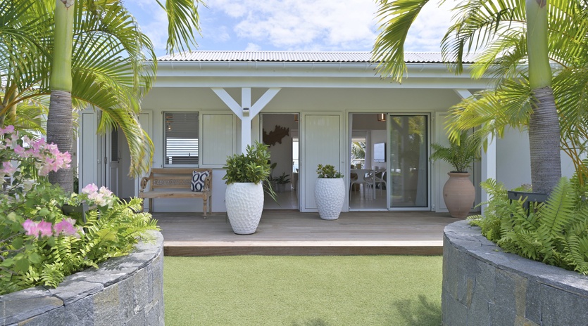 exterior-1-villa-marris-track10