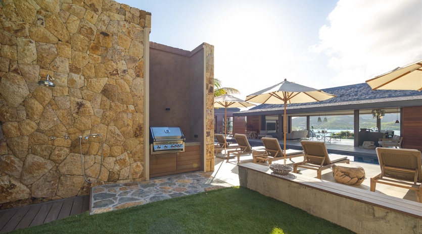 exterior-1-maud-track11