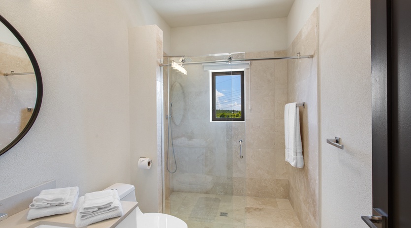 bathroom-1-little-bay-view-track1