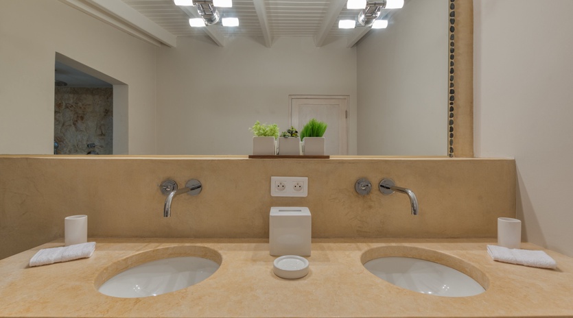 bathroom-1-casa-cervo-track4
