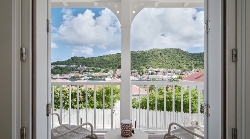 exterior-1-avee-track4