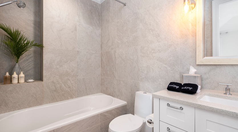 bathroom-1-azzurra-track1