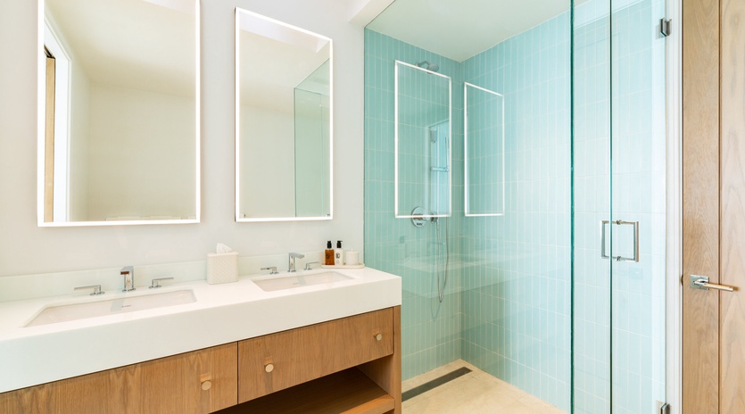 bathroom-2-villa-bristol-breeze-track1