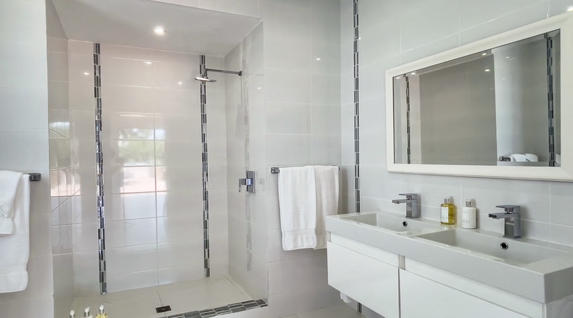 bathroom-indigo-track3